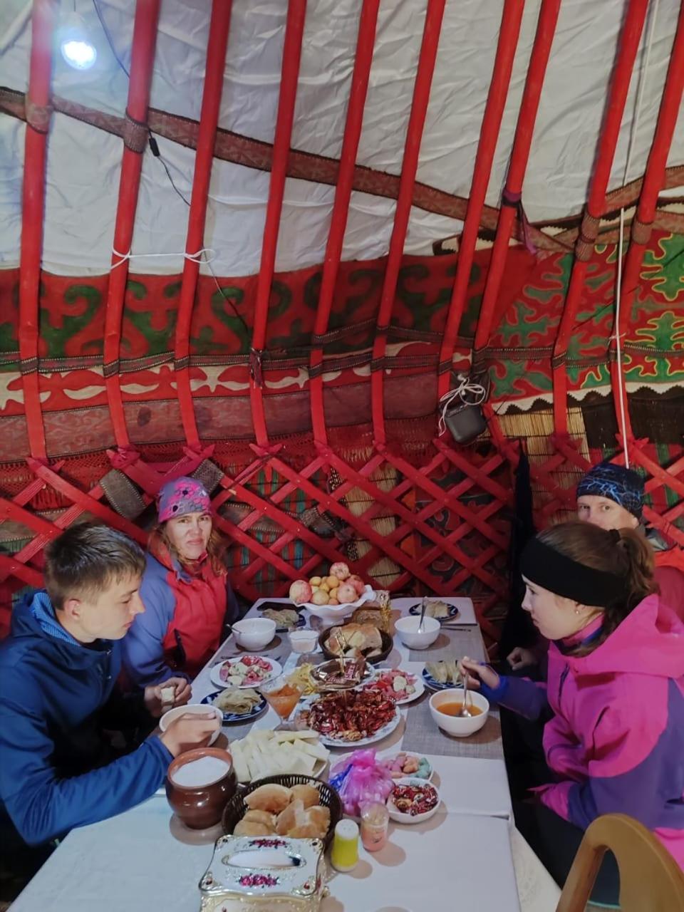 Zalkar Yurt Camp Hotel Song-Kul ภายนอก รูปภาพ
